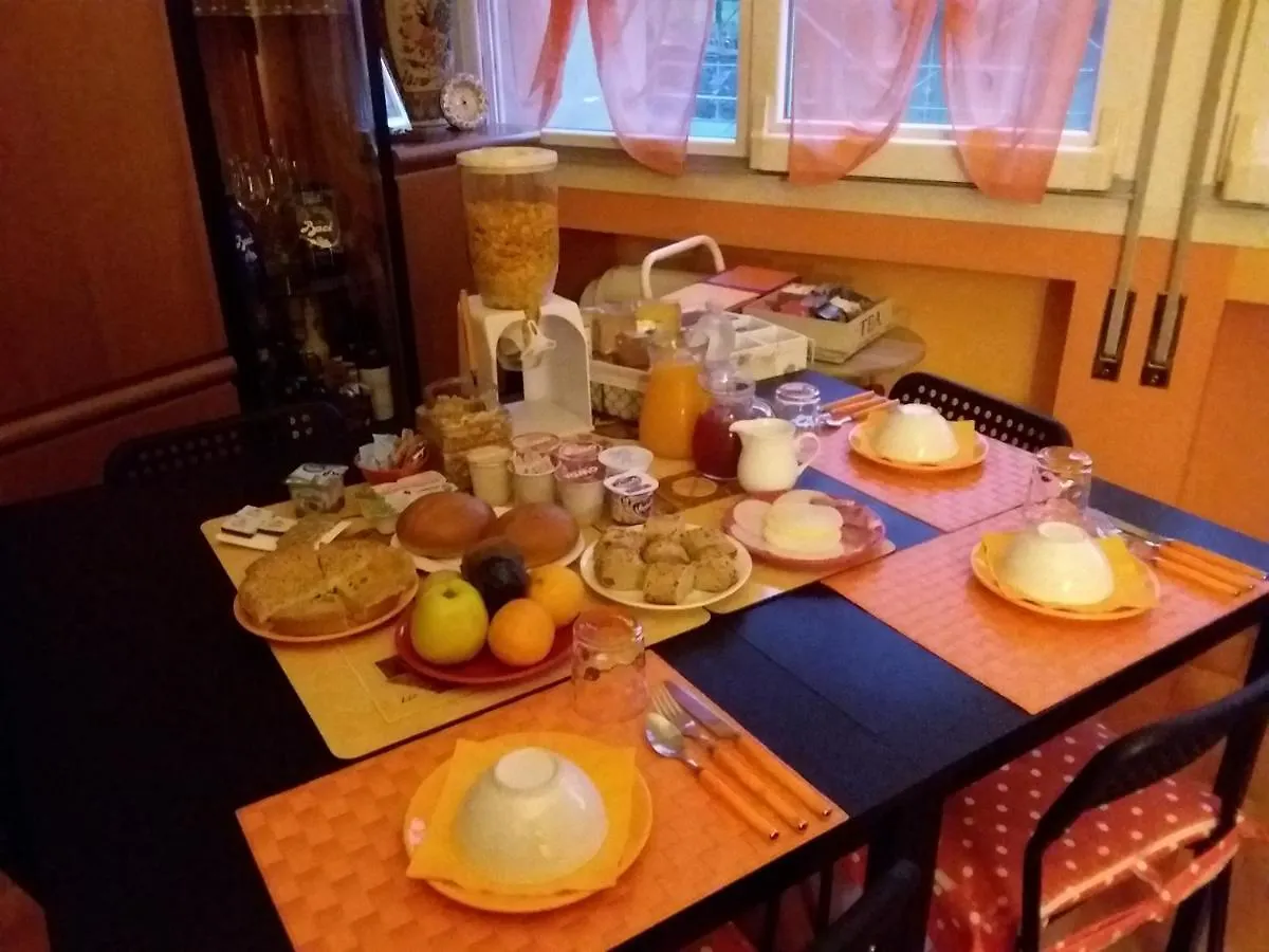 Orange House Bed and Breakfast Varenna Bed & Breakfast